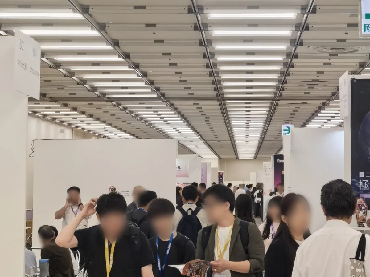 通路を埋める来場者