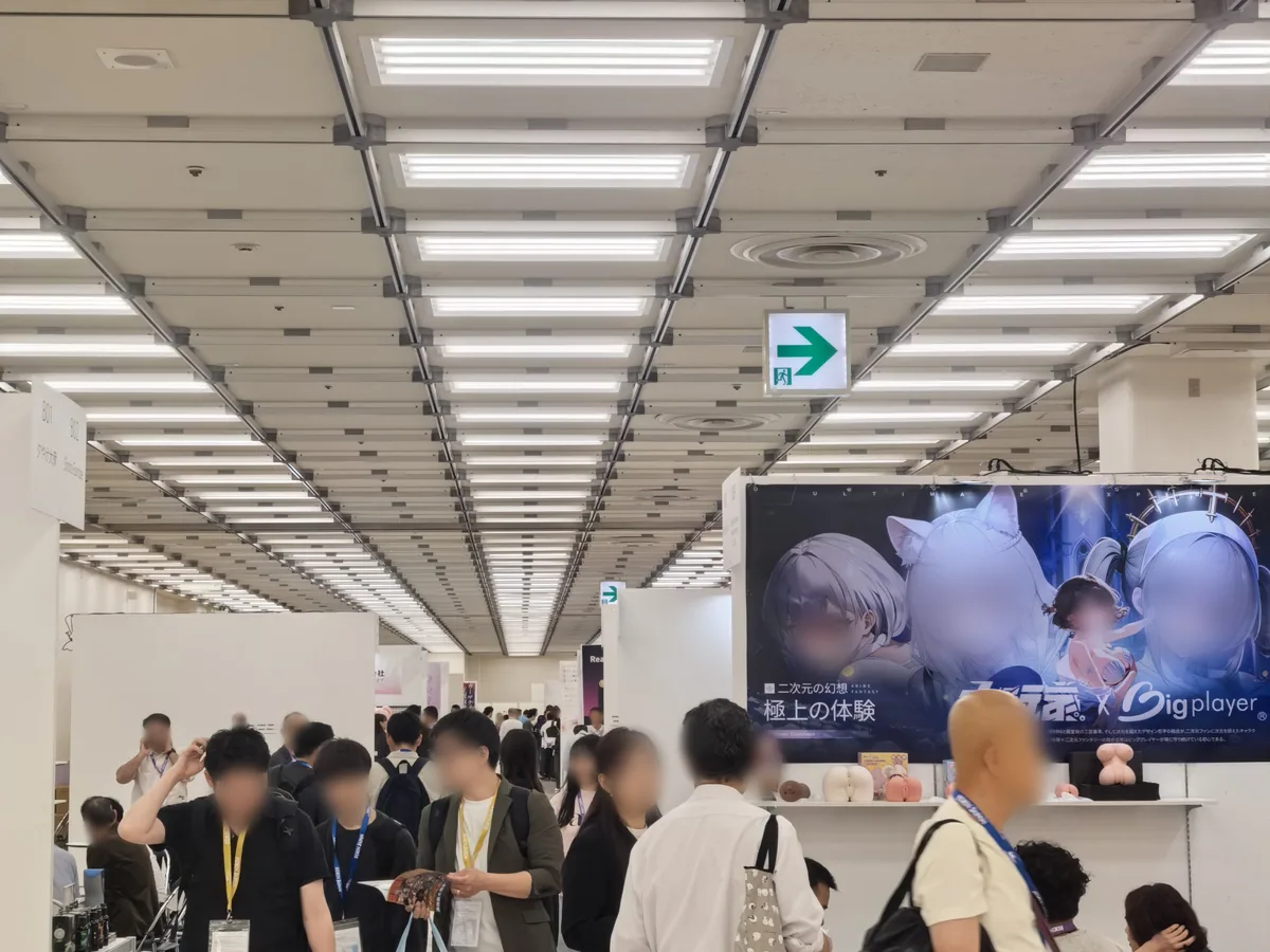 ブース前の通路を埋める来場者