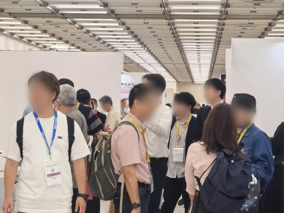 通路で談笑しながら歩く来場者