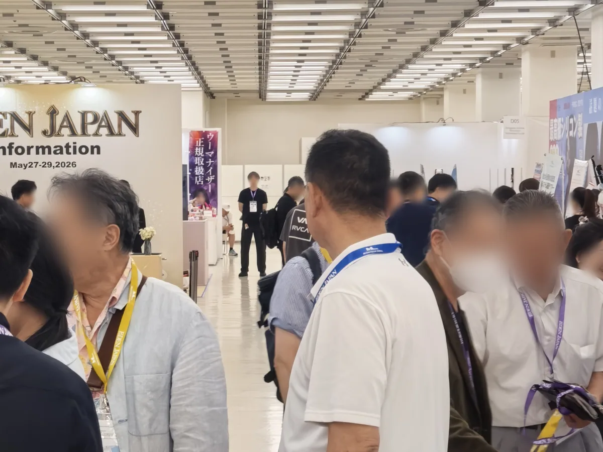 EDEN JAPAN Information の前に並ぶ来場者