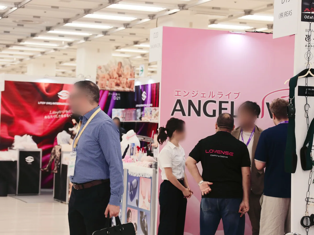 海外の来場者と出展社スタッフの商談