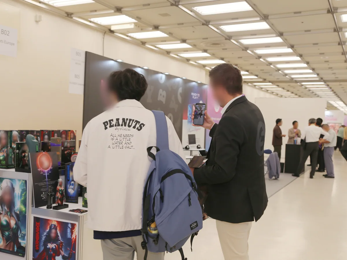 パネル展示のブースで説明を受ける来場者
