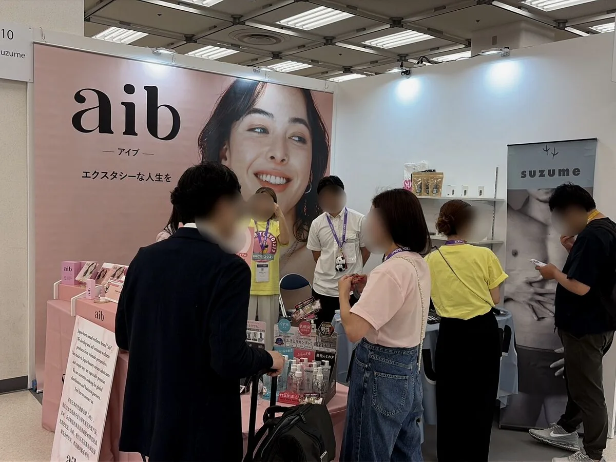 aib のブースに集まる来場者
