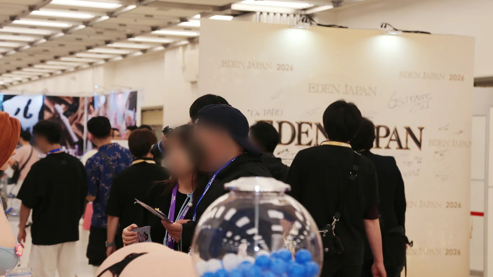 EDEN JAPAN 2026 のサイン壁の前に集まる来場者