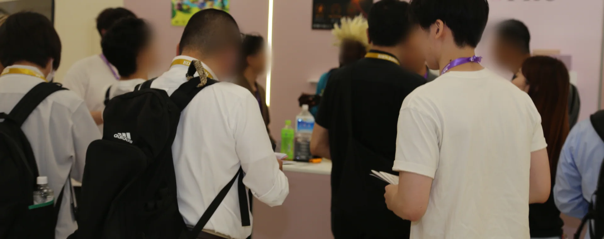 ブースのカウンターで商談する出展社と来場者